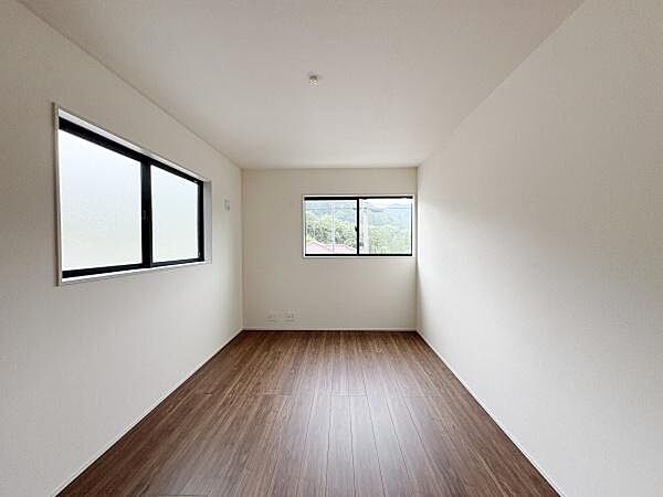 明るい光と開放感に包まれた7.5帖の洋室。全居室に収納が付いています。窓の外の眺めを楽しみながら、趣味に没頭したり読書にふけったり。心休まる自分だけの空間。