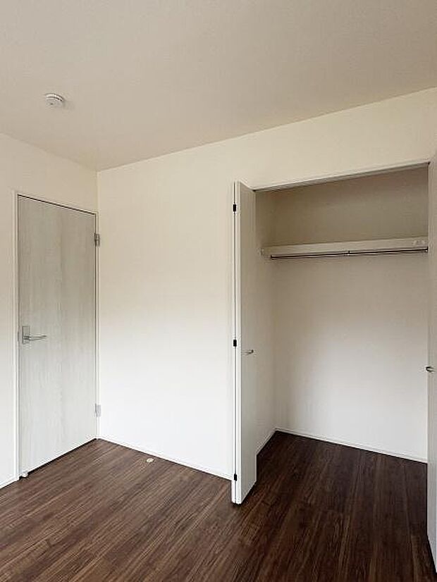 収納力のあるクローゼット付きの7.5帖のお部屋。お子様の増えていくおもちゃや衣類も、無理なく片付けられます。