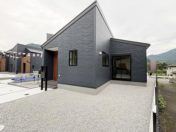 ワンフロアにすべてが揃う、暮らしやすい平屋。砂利敷きの広々とした敷地は、自転車を置いたりちょっとしたガーデニングを楽しんだり。子育て世代にうれしい、ゆとりの外まわりが魅力です。