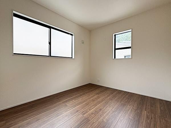 二面採光で一日中明るい居室。廊下を通って各部屋につながる間取りだから、それぞれのプライベートがしっかり守られます。