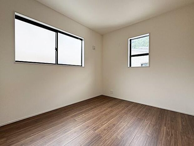 二面採光で一日中明るい居室。廊下を通って各部屋につながる間取りだから、それぞれのプライベートがしっかり守られます。