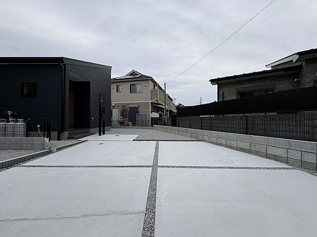 並列で停められるゆったりとした駐車スペース。お子様の送り迎えやまとめ買いの日も、玄関までの動線が短くて助かります。