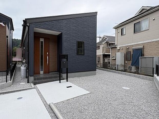 隣家との距離が保たれ、プライバシーにも配慮された立地。