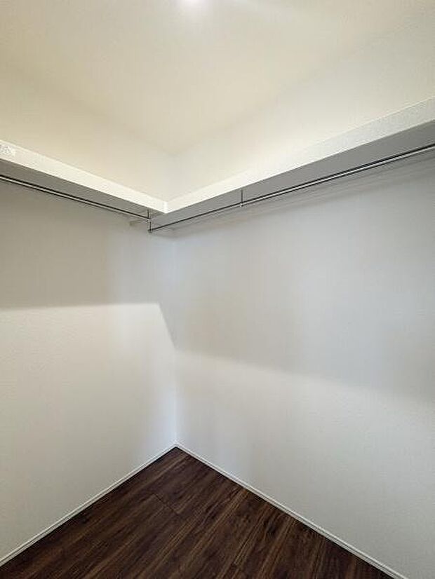 主寝室内ウォークインクローゼット。季節物やかさばる物が収納できて、室内をすっきり広くお使いいただけます。
