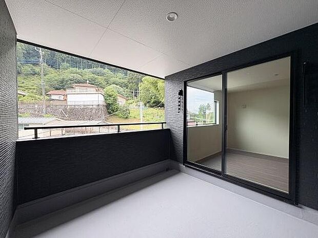 山並みを望むインナーバルコニーです。屋根があるので急な雨でも洗濯物を気にせずに干せて、家事の負担をぐっと減らしてくれる心強い設備になってくれます。