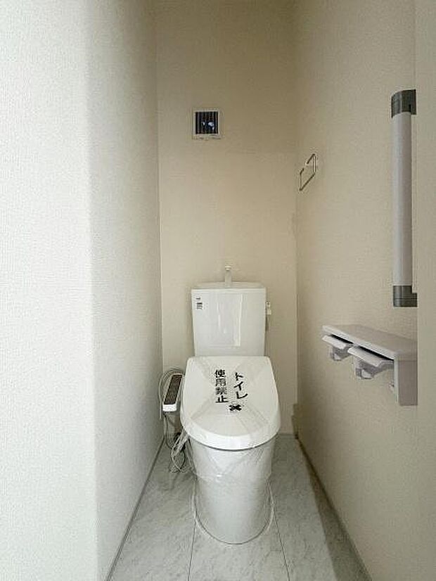 立ち上がりに便利な手すり付きのトイレ。温水洗浄便座です。