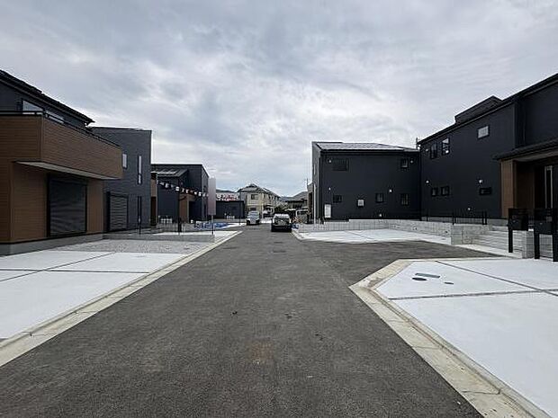 広めの区画がゆったり並ぶ通り。車の出し入れも気兼ねなく、平日の朝がすっとスムーズに動き出します。