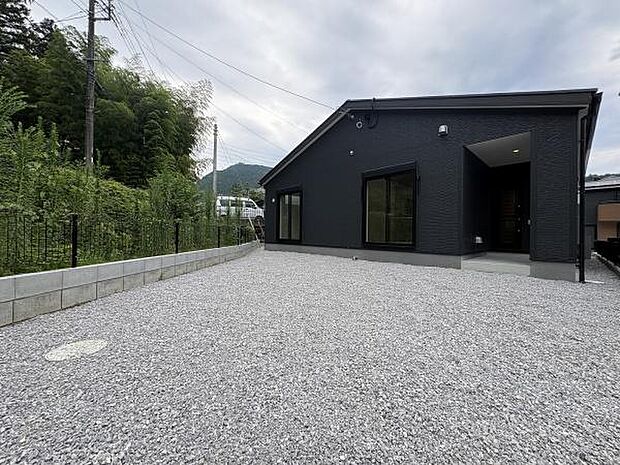 住戸南側の様子。250平米越えの敷地なのでゆったりした生活が実現します。
