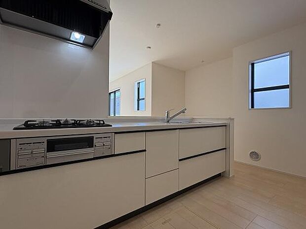 家事をしながらコミュニケーションが取れる対面式キッチン。