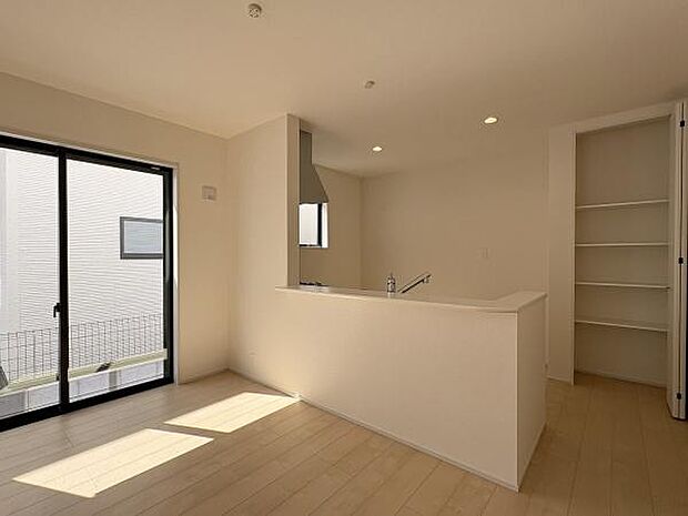 キッチン背後にはパントリーとしてもご利用できる収納棚がございます