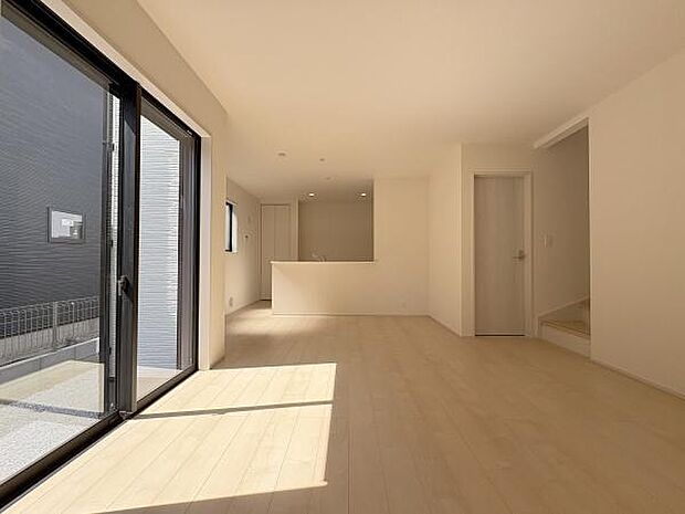 キッチンまで一つにつながる開放感。18.2帖です。