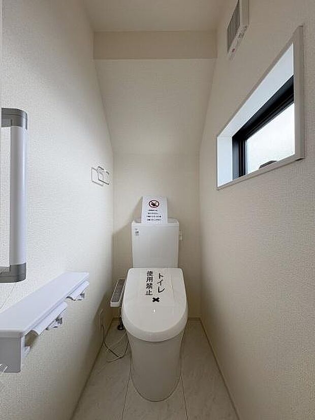 1階・2階にそれぞれ設けられたトイレは温水洗浄便座です。(写真は1階トイレ)