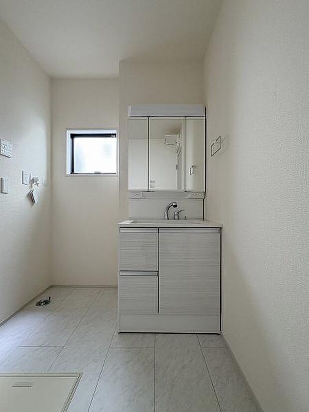 すっきりとした印象の洗面台。