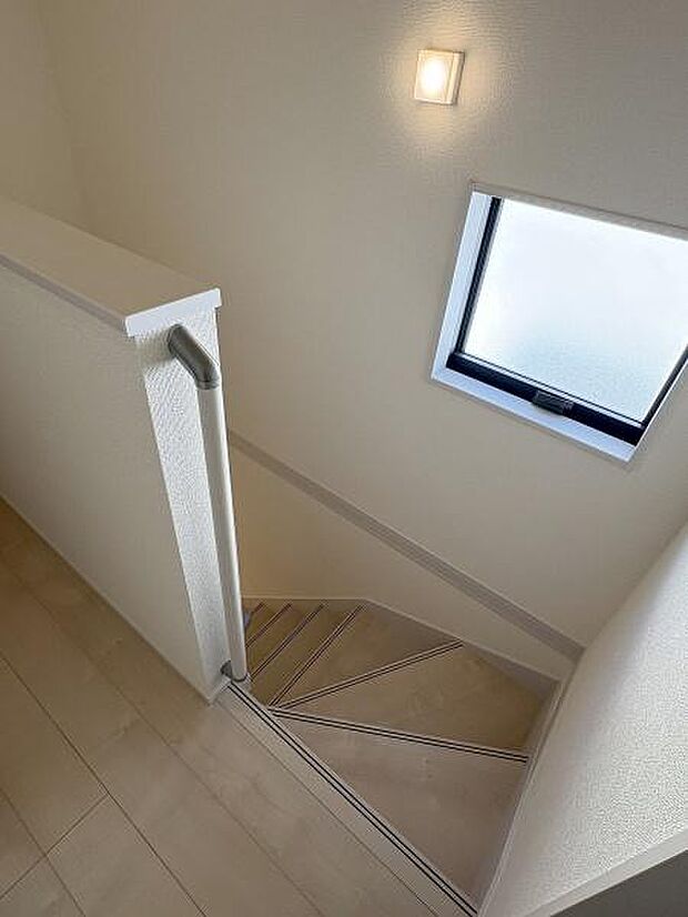 階段には手すりがついているので昇り降りが安心です。窓があるので明るさもあります。