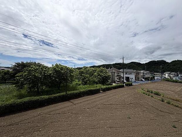 現地からの眺望の様子。緑の多い癒される環境です。