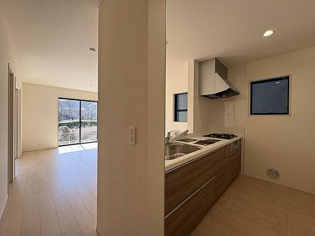 家事をしながらコミュニケーションが取れる対面式キッチン。