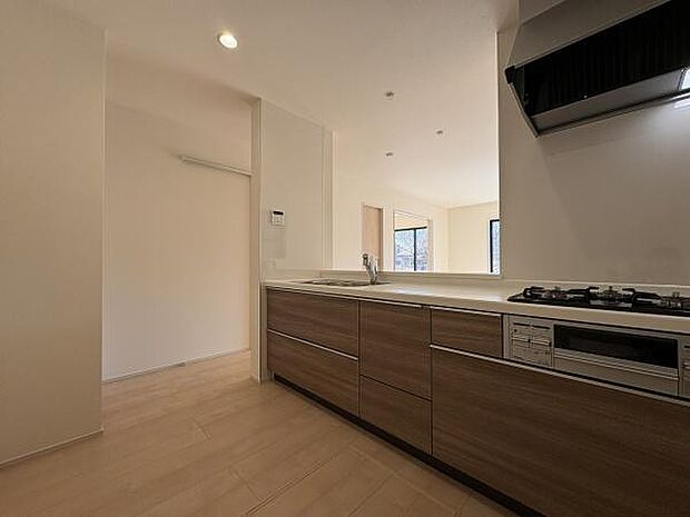 作業スペースが広く、収納豊富で使いやすいキッチンです。