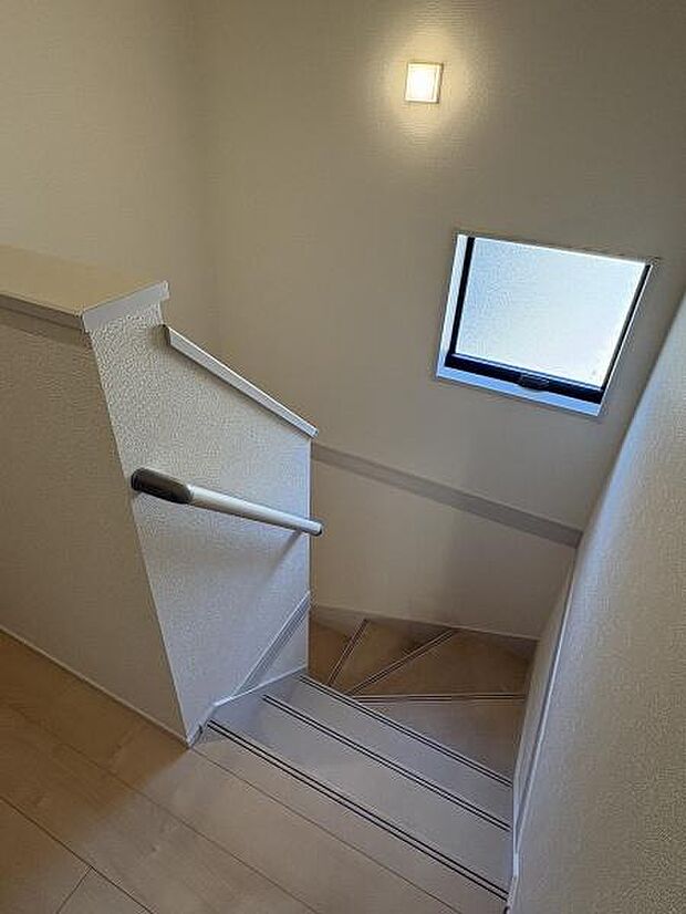 階段には手すりがついているので昇り降りが安心です。窓があるので明るさもあります。