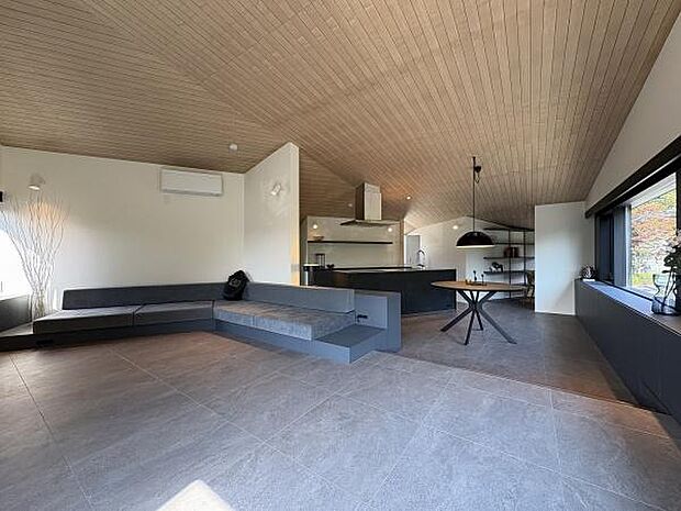 小上がりスペースのリビング。ゆったりとくつろげます。