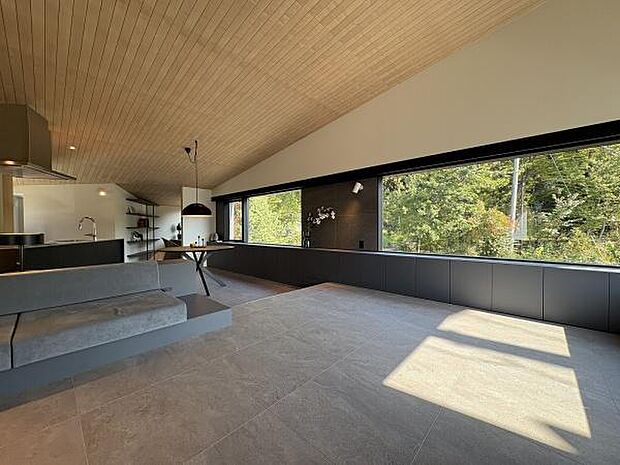 窓越しの公園の緑が映える室内