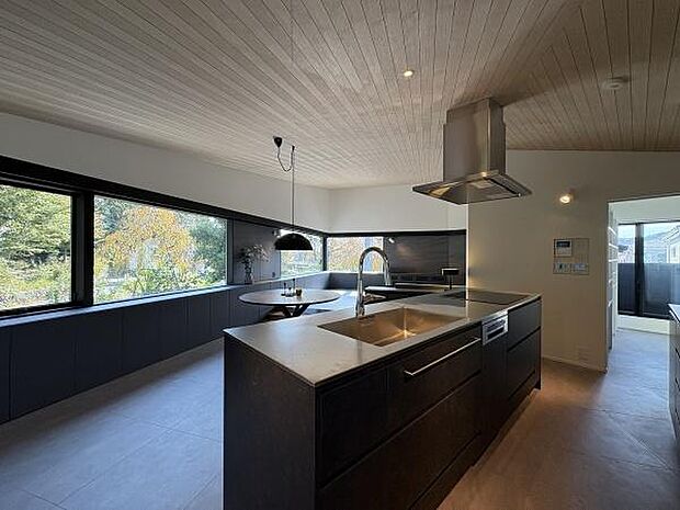 家事をしながらコミュニケーションが取れる対面式キッチン。