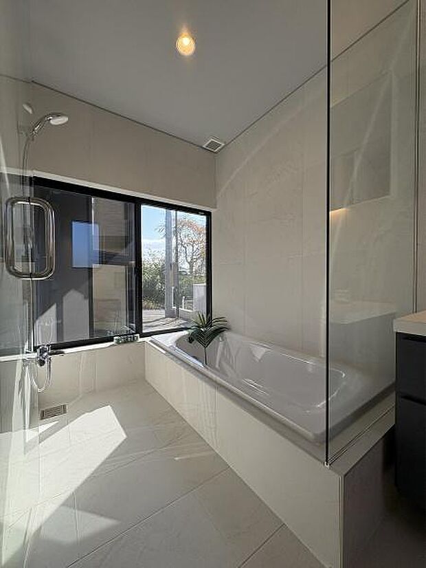 日中の明るさ差し込むバスルーム