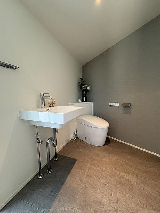 お手洗いは温水洗浄便座です。タンクレスタイプのため、手洗い器を同じ室内に設けています