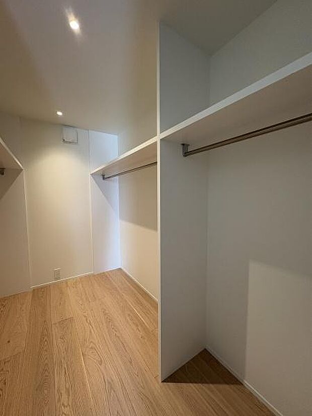 2室の洋室に挟まれた位置にあるウォークインクローゼット。季節に合わせての入れ替えが可能です。