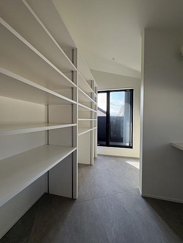 パントリー室。食品のストックや日用品などたっぷり置けます。またバルコニーにも出られます