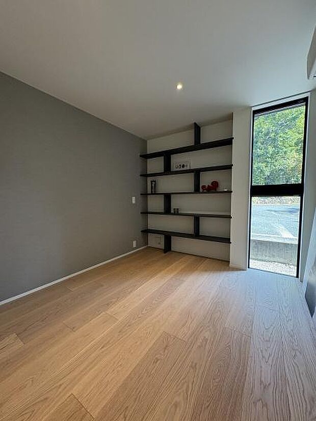 オープンラックを備えた洋室です。