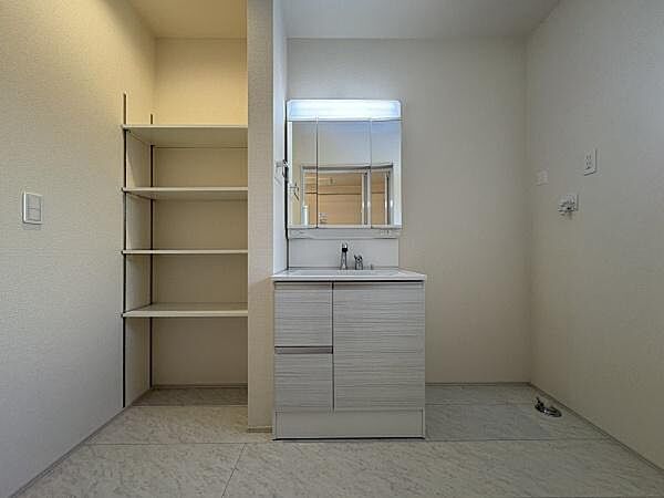 洗面横にはリネン収納も完備。タオルや着替えをまとめておけて、脱衣後の動きがスムーズになります。