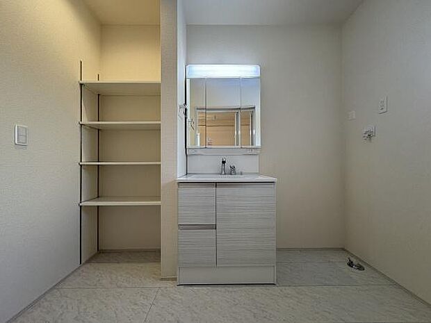 洗面横にはリネン収納も完備。タオルや着替えをまとめておけて、脱衣後の動きがスムーズになります。