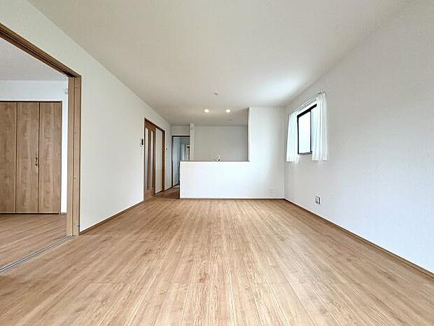 隣の和室と合わせて広々と使えるリビング空間。