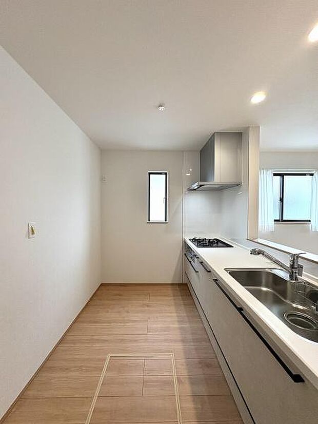 窓のある明るいキッチン。