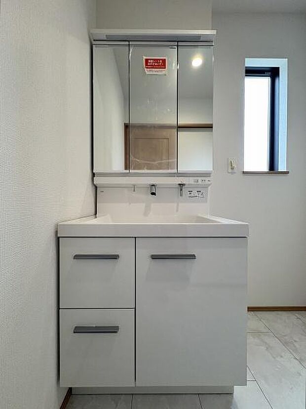 たっぷり収納できる洗面台は備品をすっきりさせることで生活感が出にくくなります。