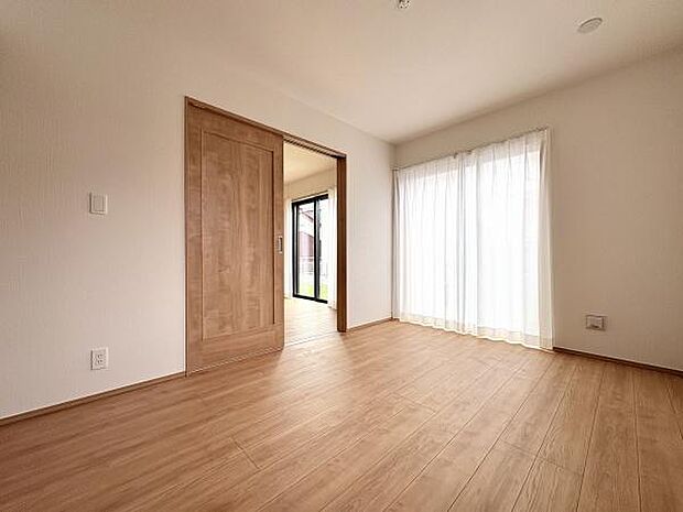 1階6帖洋室。掃き出し窓からたっぷり光が入ります。