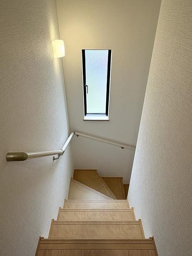 階段には手すりがついているので昇り降りが安心です。採光と換気に便利な窓付きです。