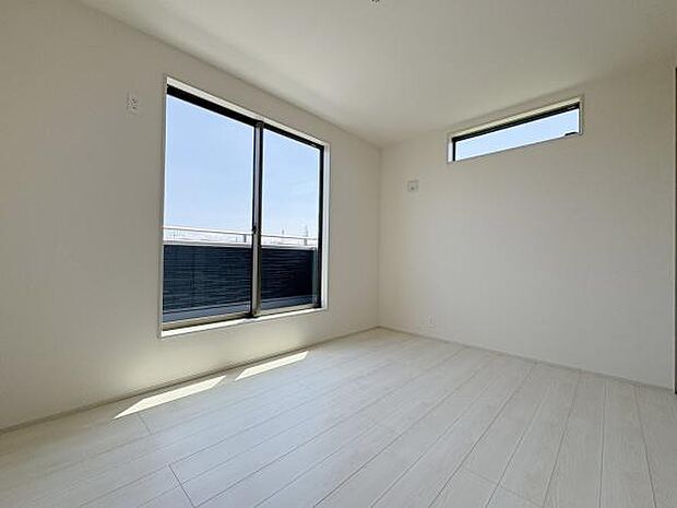 バルコニーに面して明るい6.5帖のお部屋。