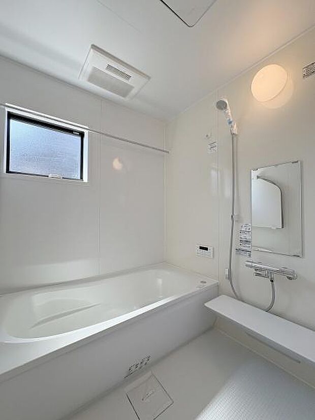 1日の疲れをゆっくりと癒すバスルーム。浴室換気乾燥機つきなので、入浴後の換気だけでなく衣類の乾燥にも重宝します。