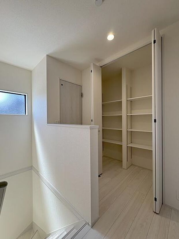 二階廊下収納。買い置き品や掃除道具の保管に便利です。