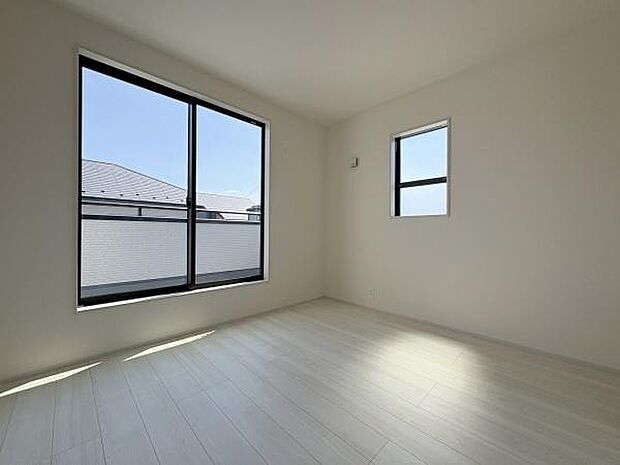 バルコニーに面して明るい5.7帖のお部屋。