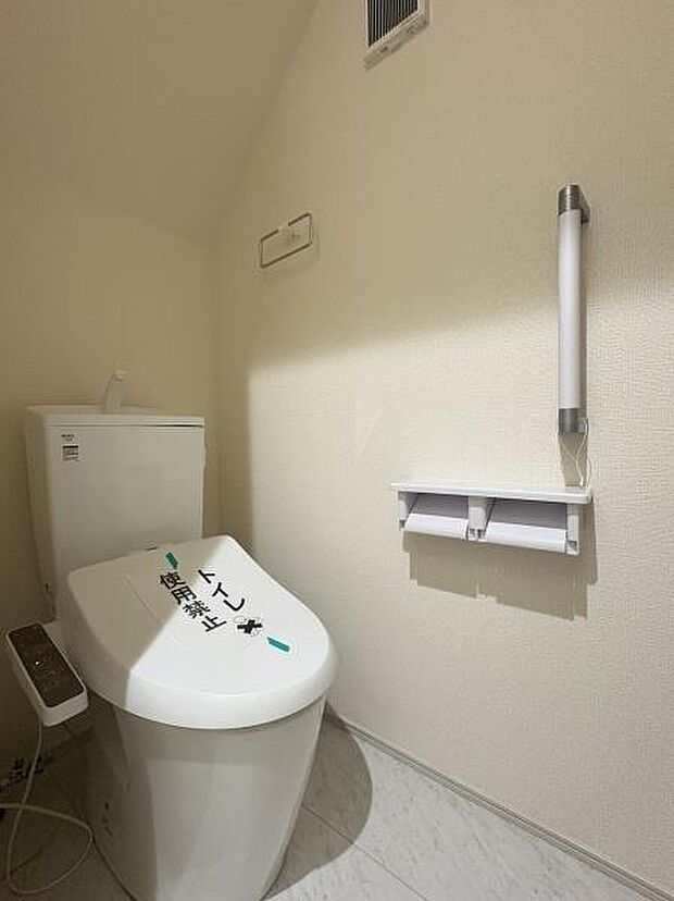 立ち上がりに便利な手すり付きのトイレ。温水洗浄便座です。(写真は1階トイレ)