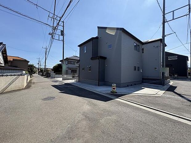 角地の立地で開放感があります。カースペース1台です。