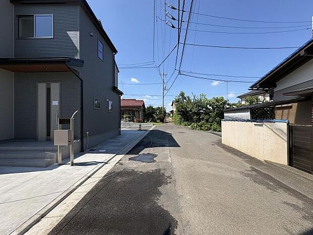 交通量の少ない道路に面しています。