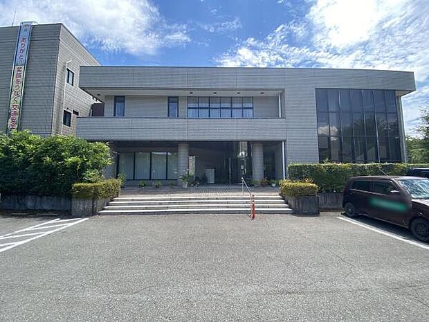 日の出町立図書館まで690m