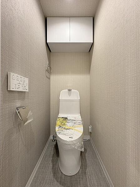 お手洗いは温水洗浄便座です。ストックに便利な棚付。