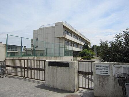 青梅市立河辺小学校まで830m