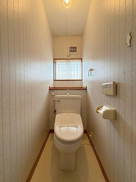 1階・2階にそれぞれ設けられたトイレは温水洗浄便座です。(写真は1階トイレ)