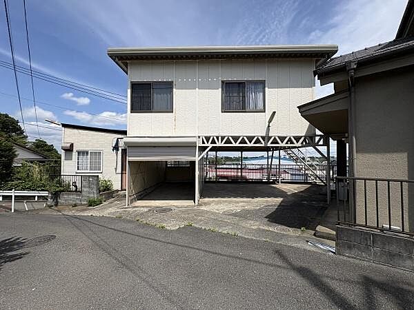 駐車場と2階プレハブと小さなプレハブの外観の様子