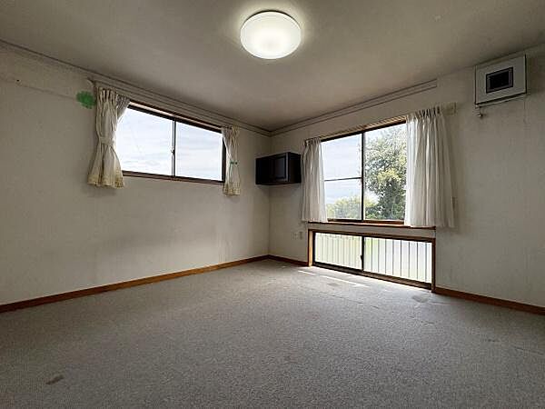 8帖の洋室。角部屋なので二面採光で明るい室内です。